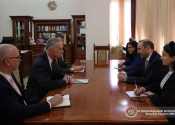 ԱԽ քարտուղարը Բոնոյի հետ քննարկել է ԼՂ շուրջ ստեղծված իրավիճակն ու հայ-ադրբեջանական հարաբերությունները