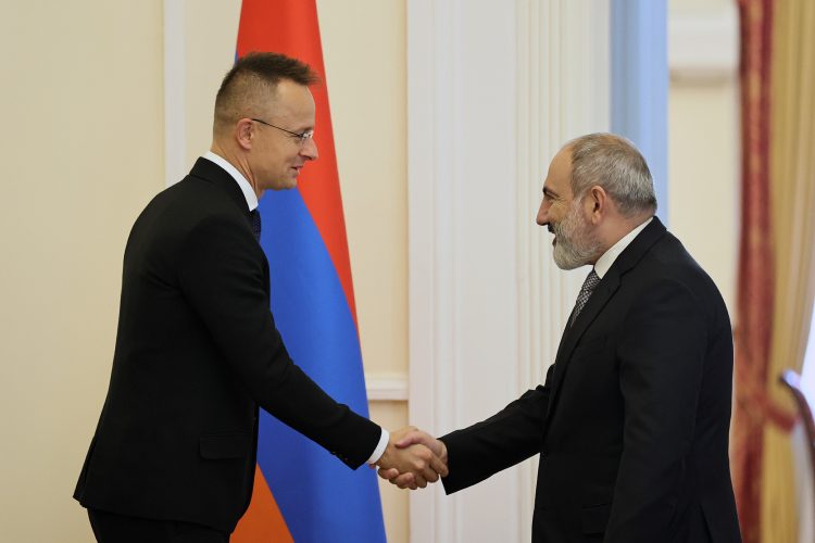 Փաշինյանը և Հունգարիայի ԱԳ նախարարը քննարկել են ավիահաղորդակցության փոխգործակցության հարցը