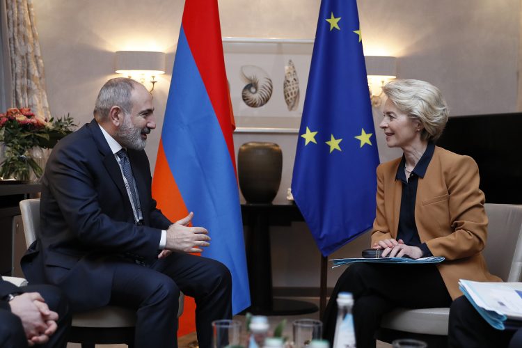 Փաշինյանը Եվրահանձնաժողովի ղեկավարի հետ քննարկել ԼՂ հայության բռնի տեղահանության հետևանքով ստեղծված իրավիճակը