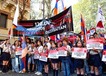 Հայերն ի պաշտպանություն Արցախի երթ են անցկացրել Արգենտինայում Ադրբեջանի դեսպանատան մոտ