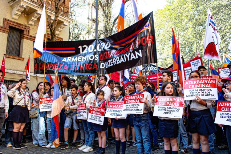 Հայերն ի պաշտպանություն Արցախի երթ են անցկացրել Արգենտինայում Ադրբեջանի դեսպանատան մոտ