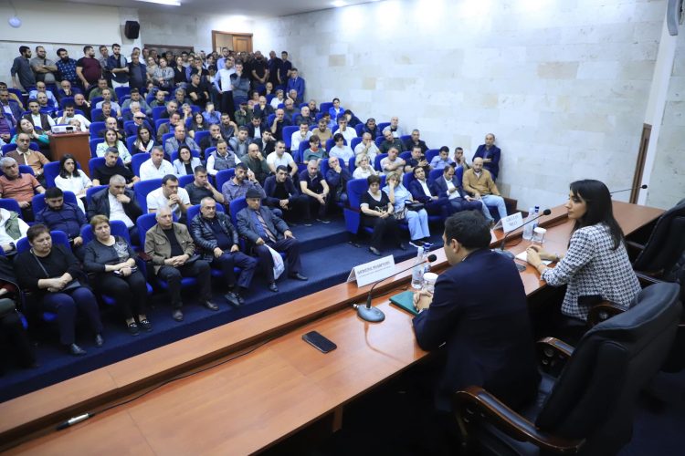 Էկոնոմիկայի նախարարությունում կայացել է ԼՂ-ից բռնի տեղահանված գործարարների հետ հանդիպում