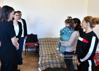 Գերմանիայի ԱԳ նախարարն Արարատի մարզում հանդիպել է ԼՂ-ից բռնի տեղահանված անձանց հետ