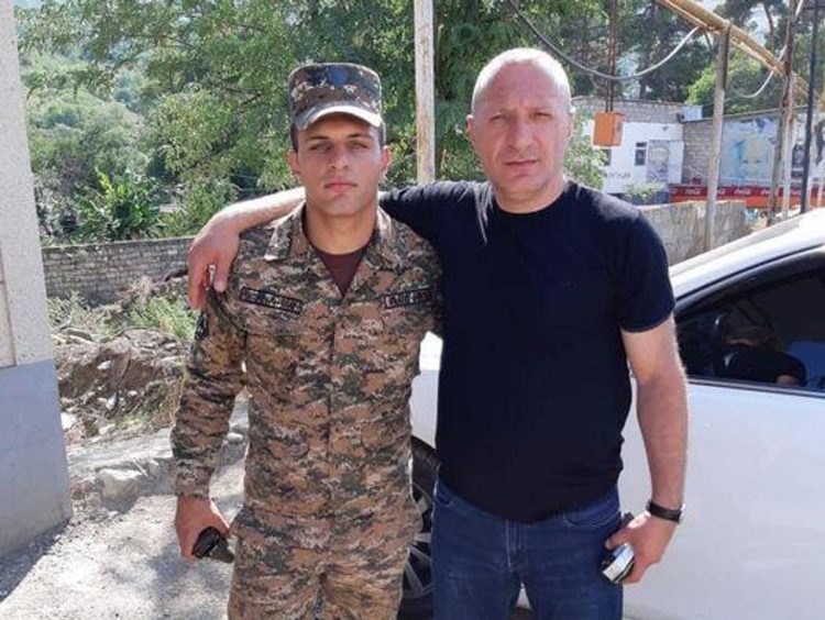 Суд заменил содержание под стражей отцу погибшего в 44-дневной войне военного на домашний арест