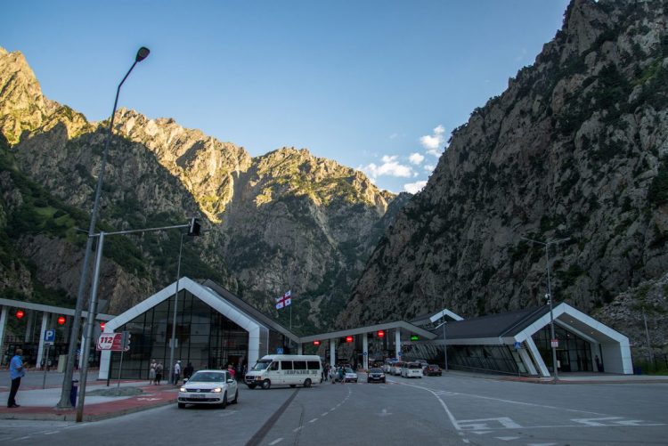 Լարսը բաց է բոլոր տեսակի տրանսպորտային միջոցների համար