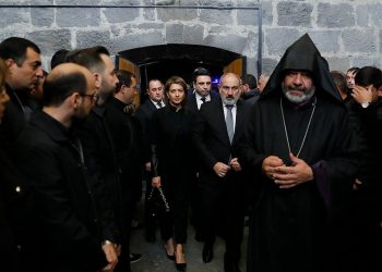 Նիկոլ Փաշինյանն ու Աննա Հակոբյանը մասնակցել են Մաթևոս Ասատրյանի հոգեհանգստին