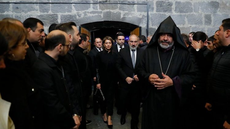 Նիկոլ Փաշինյանն ու Աննա Հակոբյանը մասնակցել են Մաթևոս Ասատրյանի հոգեհանգստին