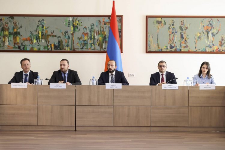 Արարատ Միրզոյանը ԵՄ դեսպանների հետ քննարկել է «Խաղաղության խաչմերուկ»-ը