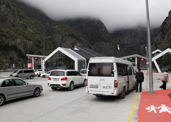ՌԴ-ն կրճատում է տարանցումը Լարսի անցակետով և առաջարկում երթուղի Ադրբեջանով