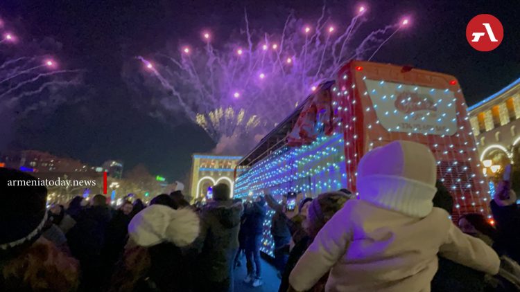 В Ереване зажгли огни главной новогодней елки