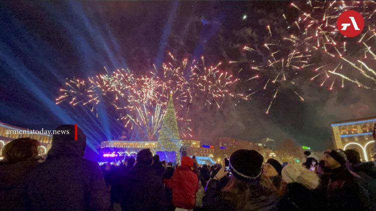В Ереване зажгли огни главной новогодней елки