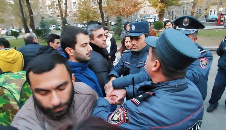 Полицейские задержали в Ереване 13 активистов движения «Занг»