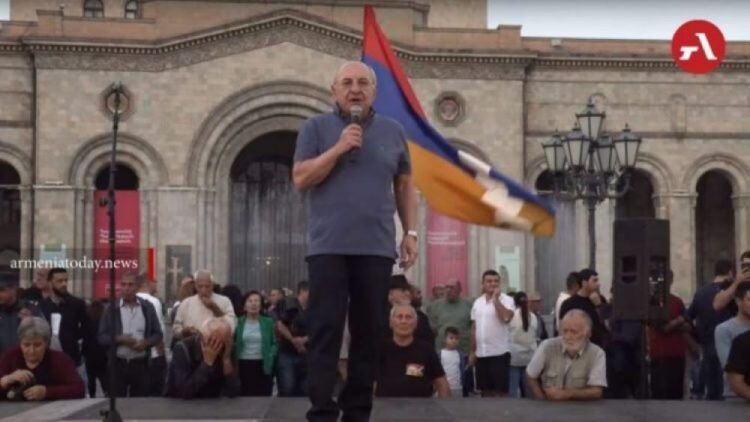 Созданный оппозицией нацкомитет отказался от борьбы за смену власти в Армении