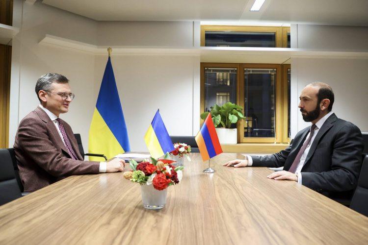 Мирзоян обсудил с главой МИД Украины вопросы сотрудничества