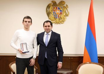 Սուրեն Պապիկյանը Սոթքում ծանր վիրավորում ստացած Նարեկ Պողոսյանին պարգևատրել է Արիության մեդալով