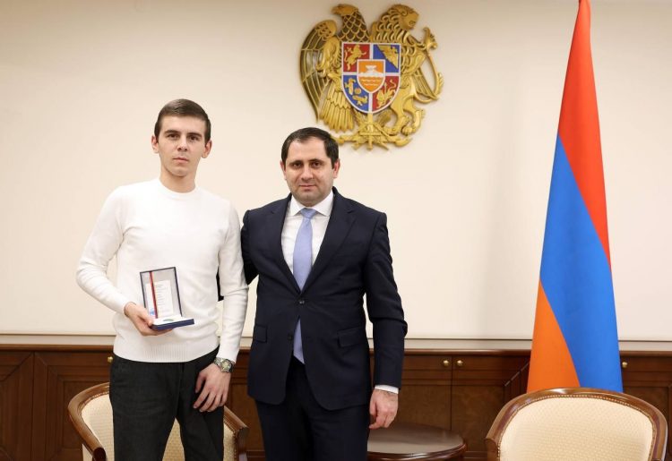 Սուրեն Պապիկյանը Սոթքում ծանր վիրավորում ստացած Նարեկ Պողոսյանին պարգևատրել է Արիության մեդալով