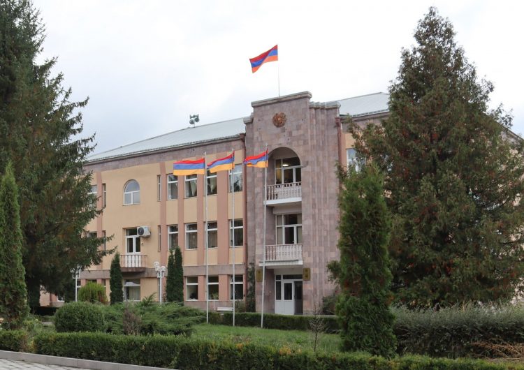 Տեսախցիկները փաստում են՝ քաղաքացին շենքից դուրս է եկել առանց որևէ վնասվածքի․ Ստեփանավանի համայնքապետարանը հերքում է