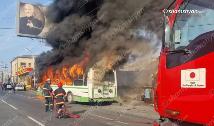В Ереване загорелся троллейбус