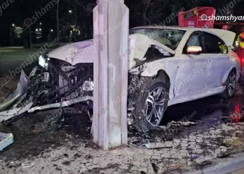 Խոշոր վթար՝ Երևանում․ ԱԱԾ-ի դիմաց բախվել են Mercedes-ն ու BMW-ն