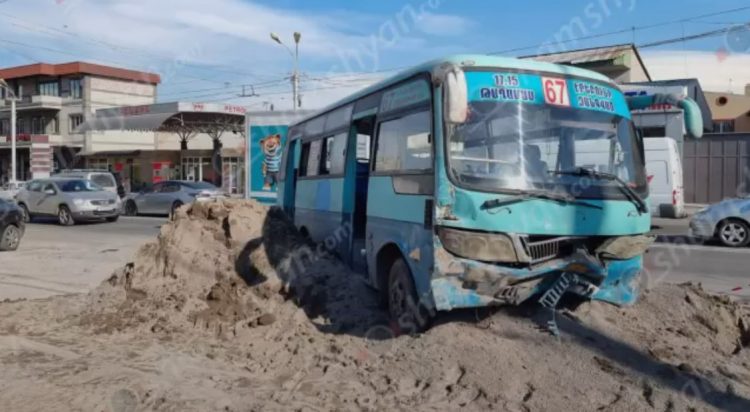 В Ереване автобус столкнулся с двумя автомобилями