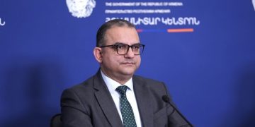 Архиепископ Баграт Галстанян обвинил власти Армении в терроризировании собственного народа