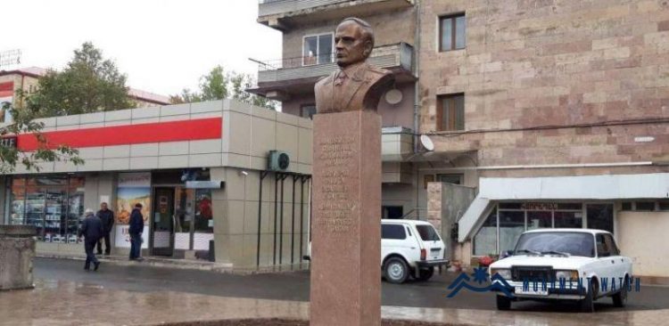 Азербайджан уничтожил памятник адмиралу Исакову в Степанакерте