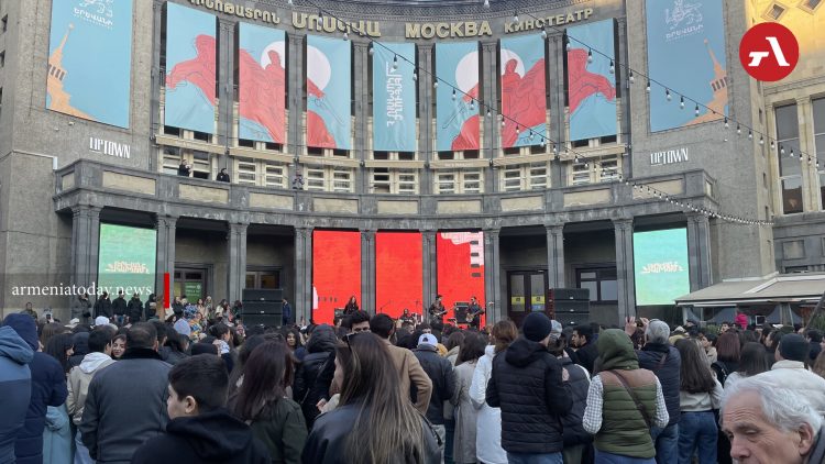 Архиепископ Баграт Галстанян обвинил власти Армении в терроризировании собственного народа