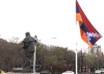 Ֆրանսիայի հրապարակում կրկին տեղադրվել է Արցախի դրոշը