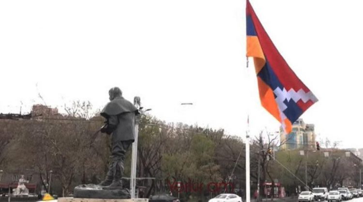 Ֆրանսիայի հրապարակում կրկին տեղադրվել է Արցախի դրոշը