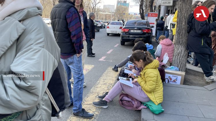 В Ереване у посольства России возникла очередь из желающих проголосовать на выборах президента РФ