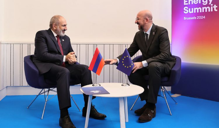 Пашинян обсудил армяно-азербайджанские переговоры с Мишелем и Макроном