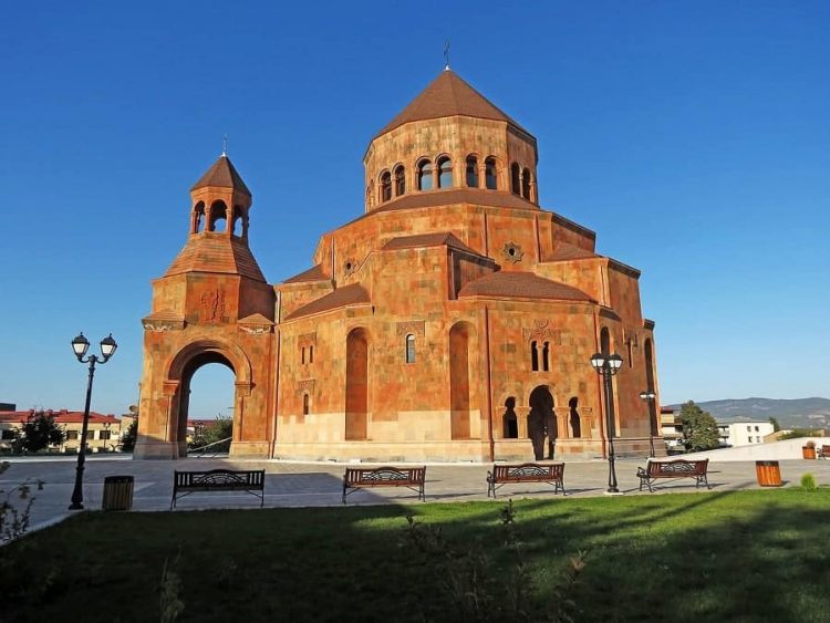 Ադրբեջանցի վանդալների թիրախում Ստեփանակերտի Աստվածամոր Սուրբ Հովանու մայր տաճարն է