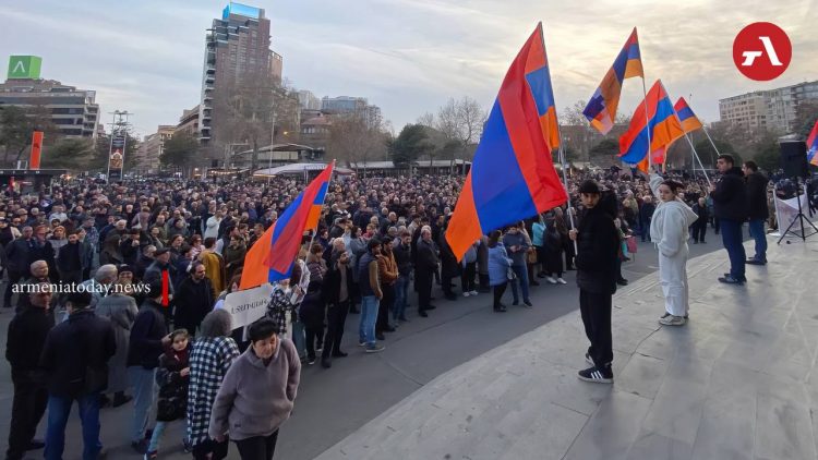 Движение «Вместе» провело акцию протеста в Ереване и потребовало отказаться от политики вражды с Россией и Ираном