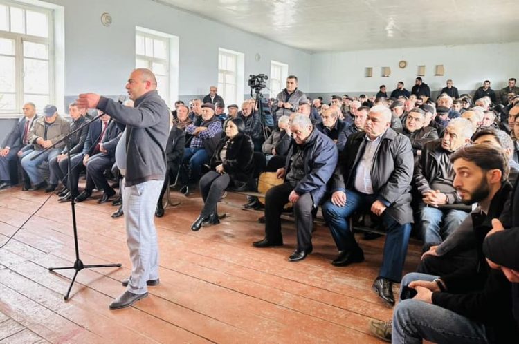 «Готовы к самообороне»: СМИ сообщили детали встречи Пашиняна с жителями сел Тавуша