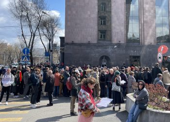 Երևանում ՌԴ նախագահի ընտրության վերջին օրը բազմակիլոմետրանոց հերթեր են (լուսանկարներ)