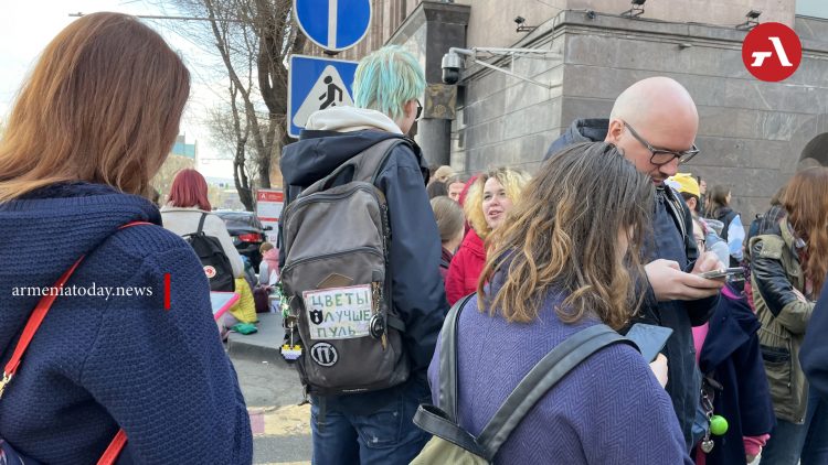 В Ереване у посольства России возникла очередь из желающих проголосовать на выборах президента РФ