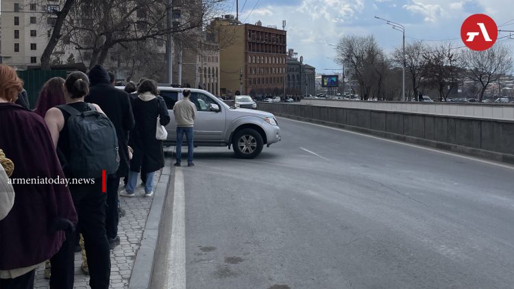 В Ереване у посольства России возникла очередь из желающих проголосовать на выборах президента РФ