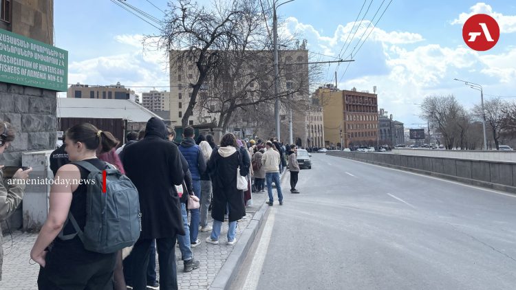 В Ереване у посольства России возникла очередь из желающих проголосовать на выборах президента РФ