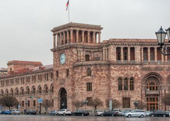Քաղաքացին քարով հարվածել է կառավարության շենքի պատուհանին ու բերման ենթարկվել