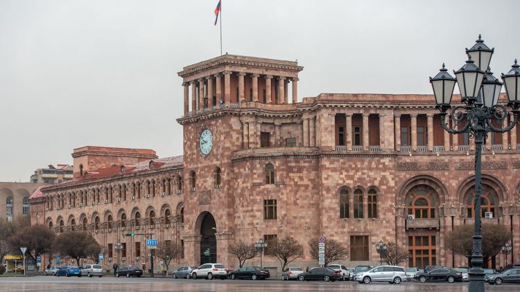 Քաղաքացին քարով հարվածել է կառավարության շենքի պատուհանին ու բերման ենթարկվել