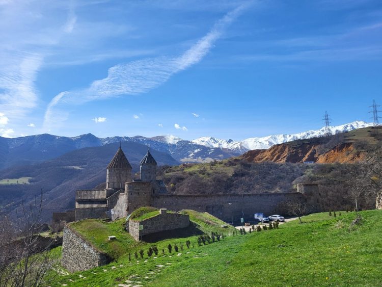 Ի զորակցություն գերեվարվածների՝ Ռուբեն Վարդանյանի գործակալությունը Տաթևի վանքի շրջակայքում այգի կստեղծի