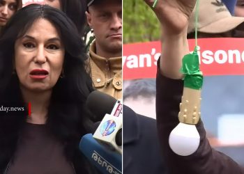 «Փաշինյանի ժողովրդավարության փարոսը սա է»․ ակցիայի մասնակիցները թուրքական լամպ են բերել ԱԳՆ