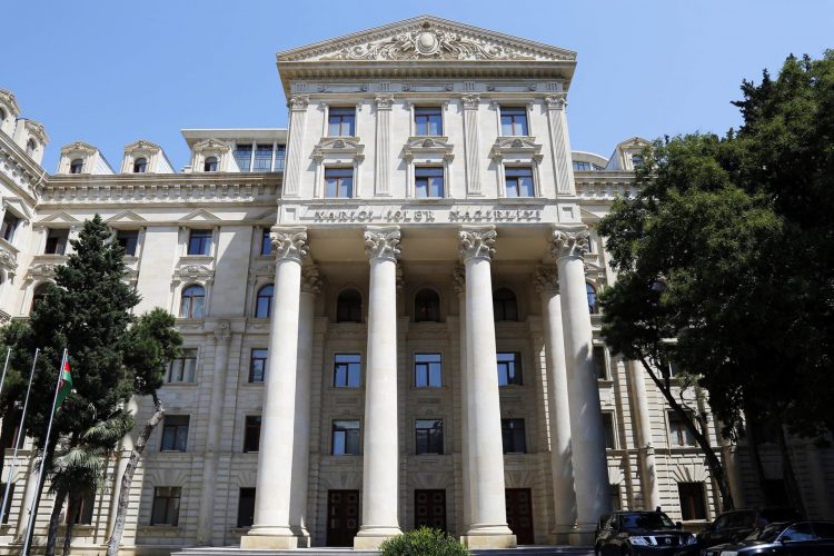 Архиепископ Баграт Галстанян обвинил власти Армении в терроризировании собственного народа