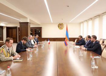 Պապիկյանն ու Ռոնան լը Գլյոյը քննարկել են պաշտպանության ոլորտում ՀՀ-Ֆրանսիա համագործակցությանն առնչվող հարցեր