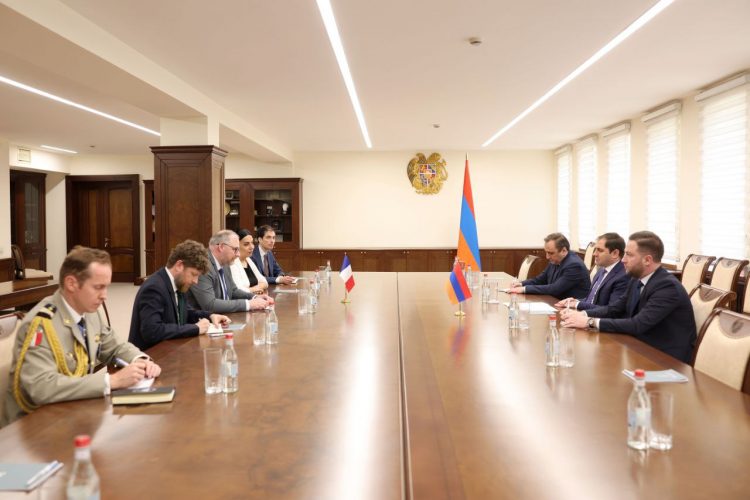 Պապիկյանն ու Ռոնան լը Գլյոյը քննարկել են պաշտպանության ոլորտում ՀՀ-Ֆրանսիա համագործակցությանն առնչվող հարցեր