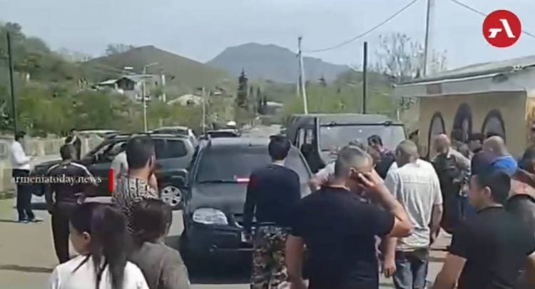 В Тавуше жители перекрыли дорогу и не позволяют начать разминирование приграничной территории