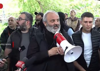 Տավուշից Երևան քայլերթի մասնակիցները կանգ են առել Աշոտ Երկաթի տնկած ծառի մոտ