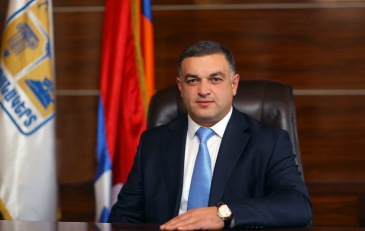 Իրավապահները եկել են Ստեփանակերտի նախկին քաղաքապետի տունը խուզարկելու․ փաստաբան