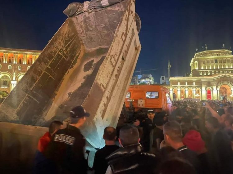СК возбудил дело после инцидента с самосвалом во время митинга в Ереване