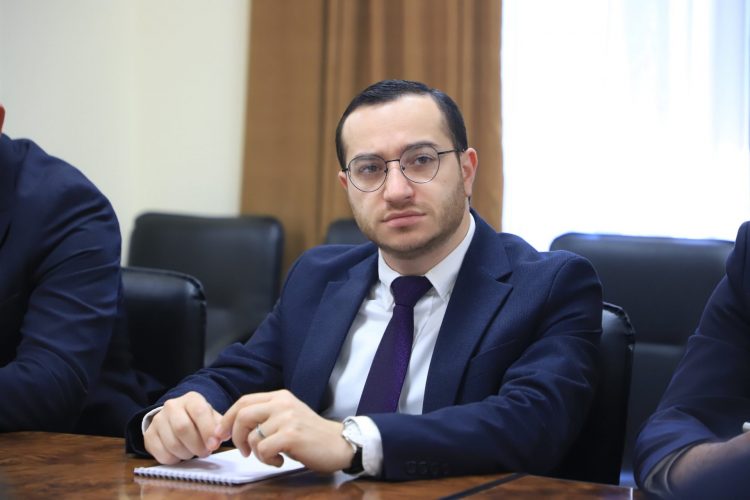 Власти Армении приостановили трансляцию в стране российского Первого канала